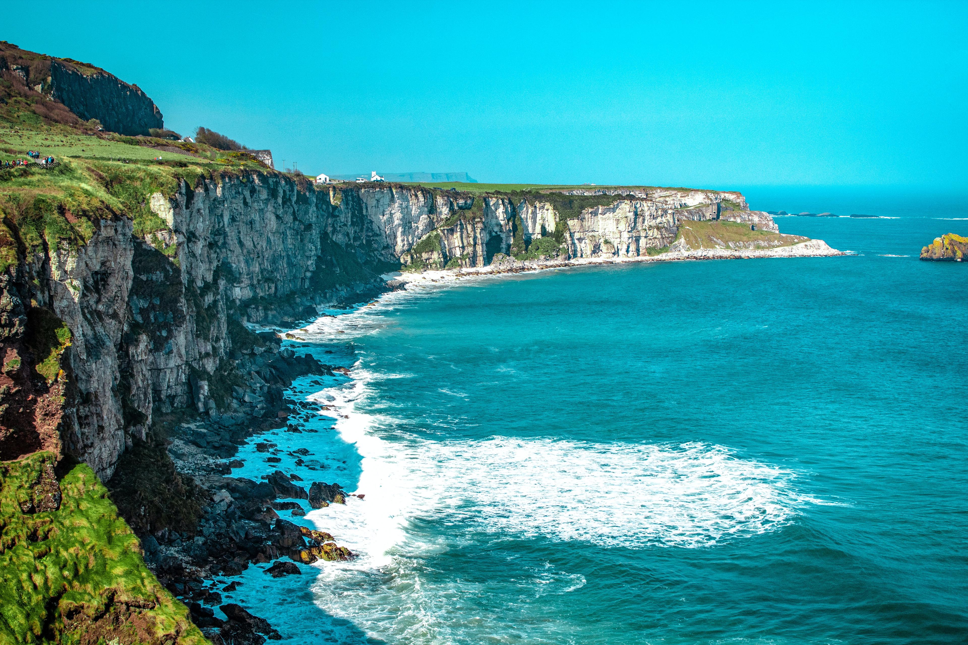 Blick auf irische Felsenküste und blaues Meer