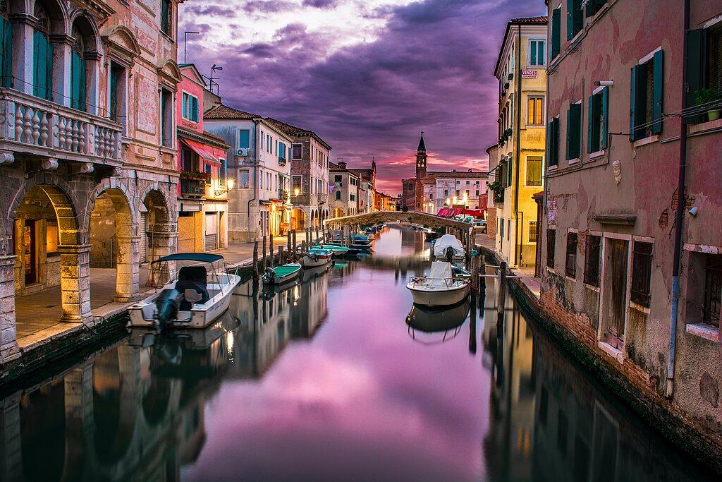 Hausboot mieten in Italien auf Kanal in Venedig bei abendlicher Stimmung