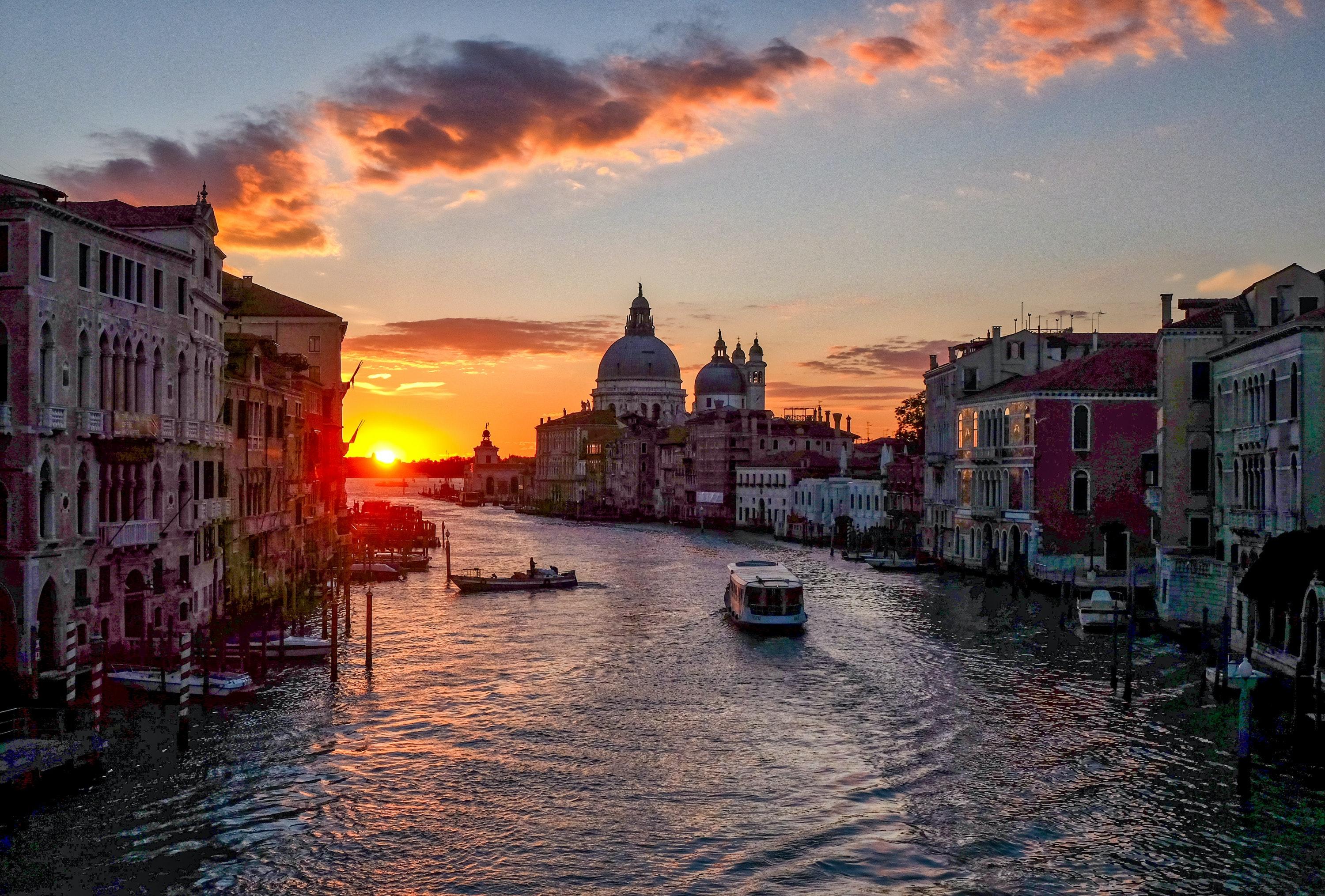 Sonnenaufgang über Skyline von Venedig