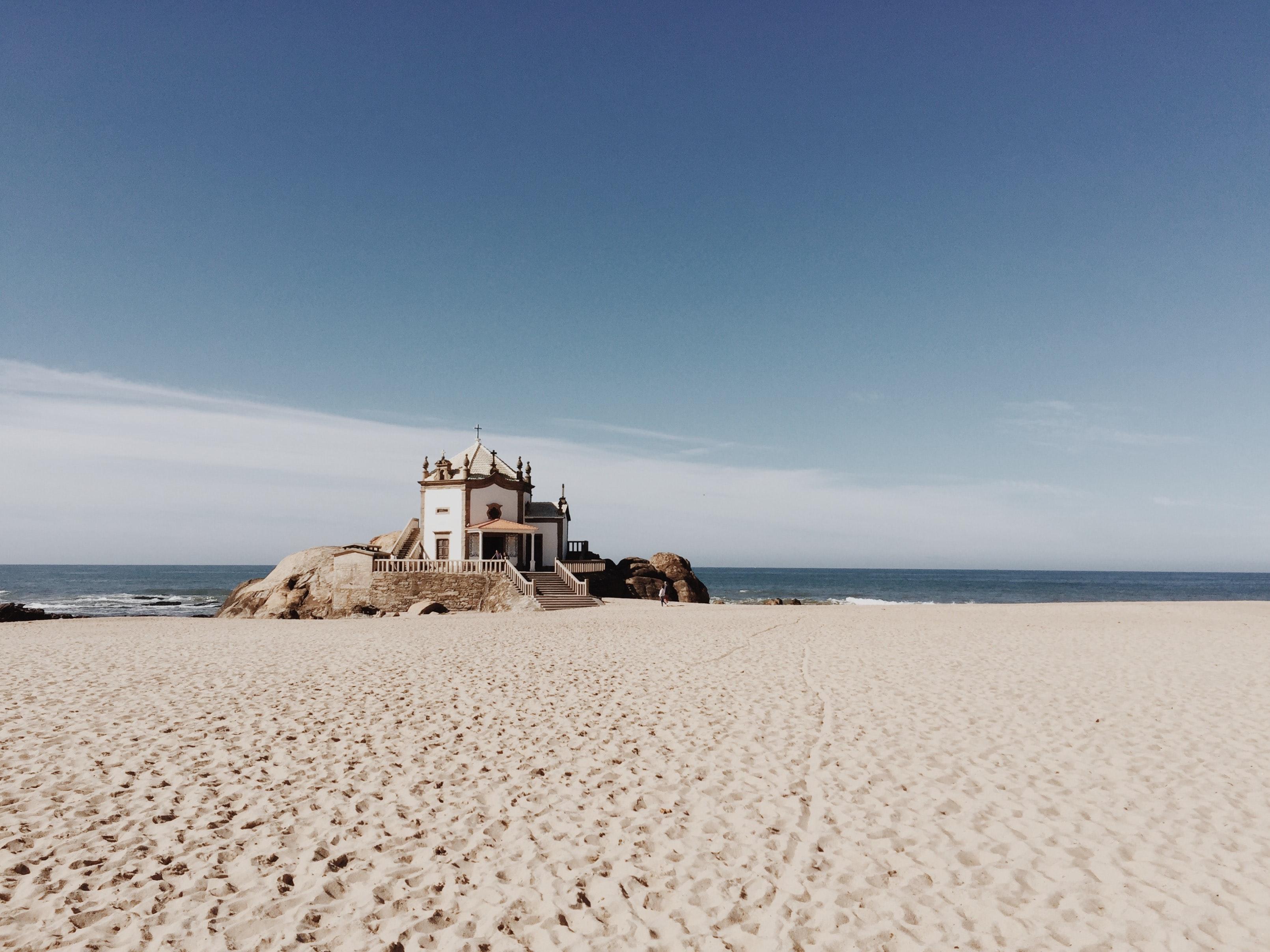Blick auf portugiesischen Sandstrand und blaues Meer 