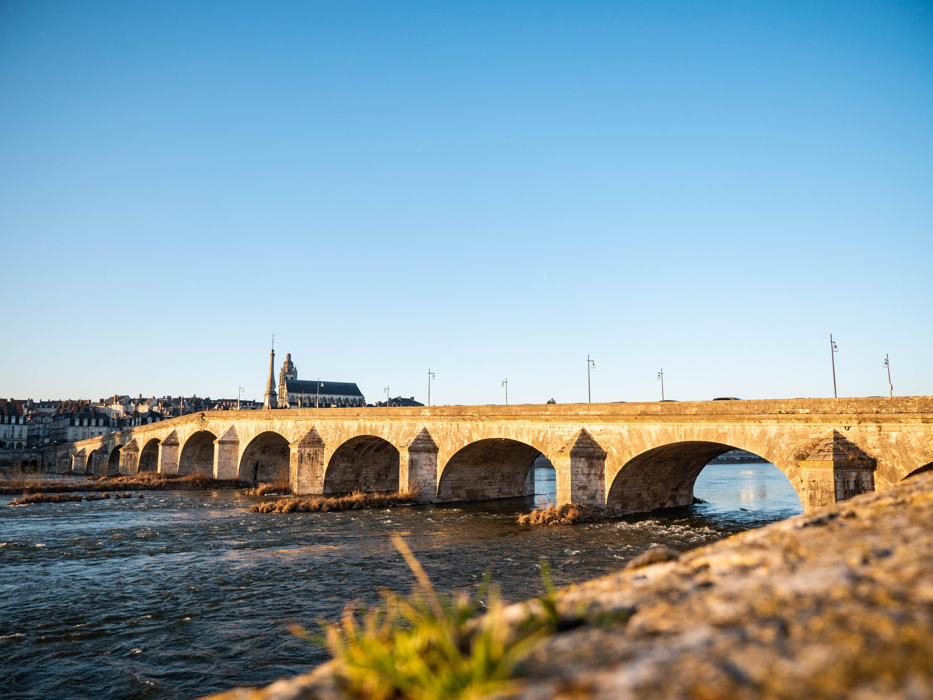 Canal an der Loire bei schönem Wetter mit Stadt im Hintergrund