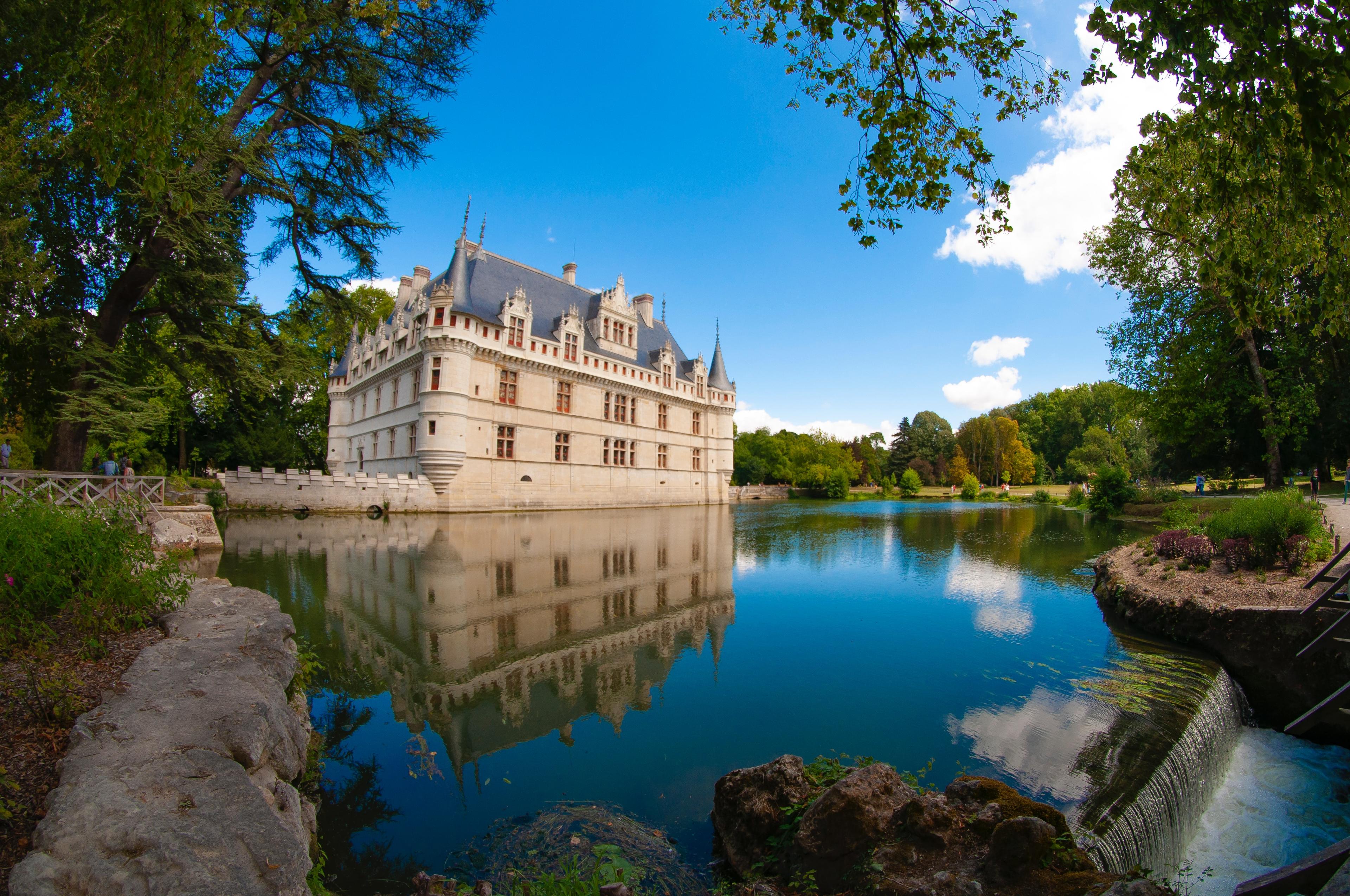 romantisches Schloss an der Loire bei schönem Wetter