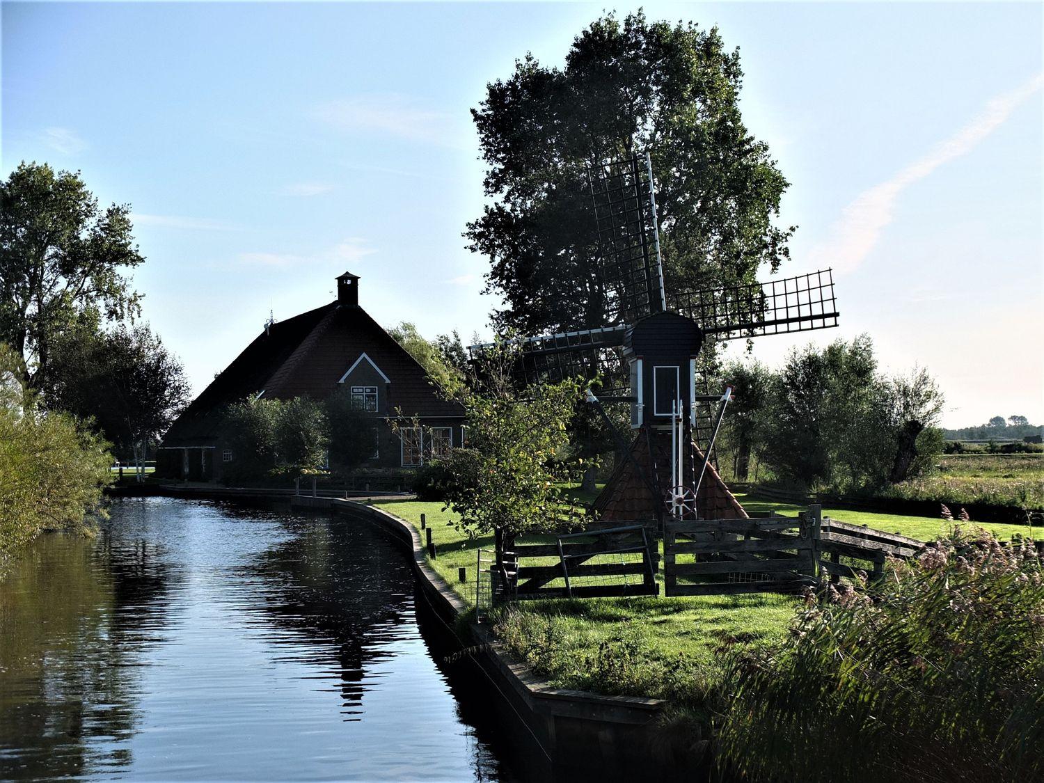 kleine Windmühle am Kanal in Friesland