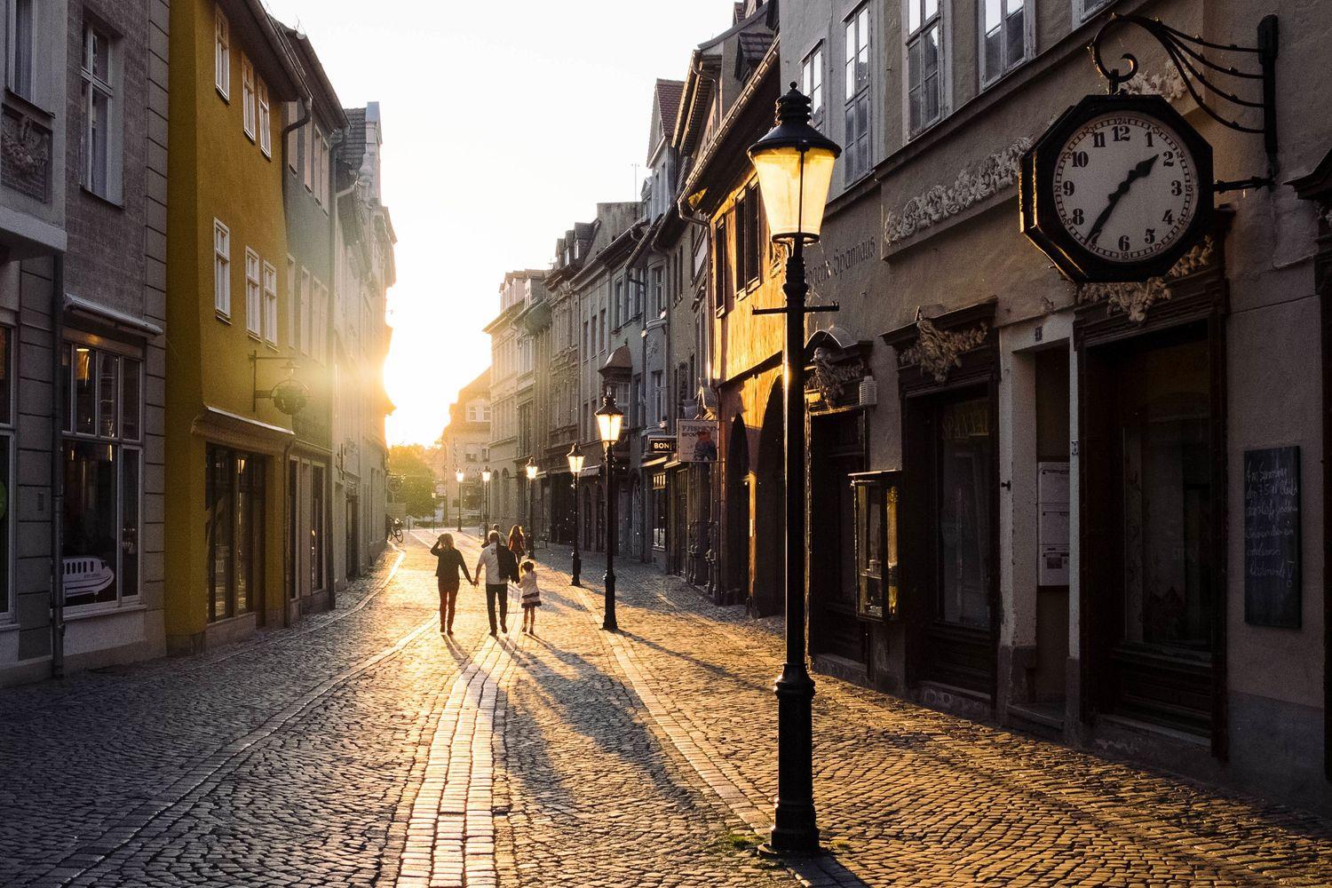bunte polnische Altstadt mit schönen Häusern und Familie im Sonnenlicht 