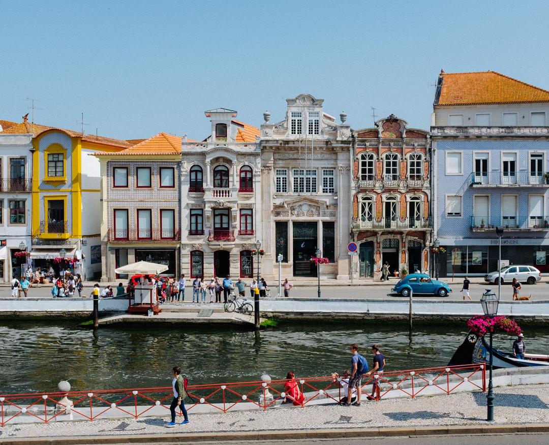  Blick auf portugiesischen Wasserkanal und typisch südeuropäische Häuser