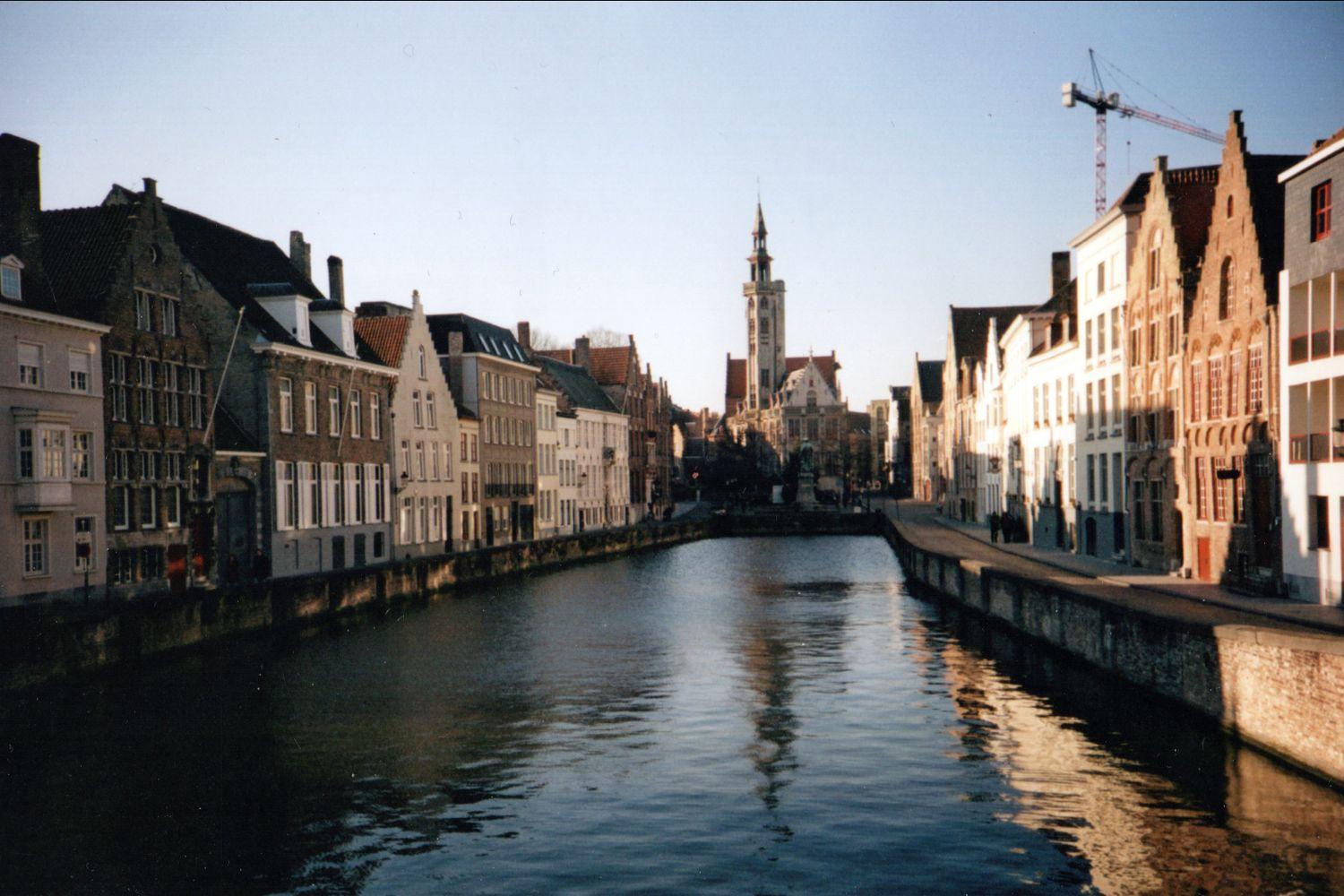 belgischer Kanal mit dem Hausboot