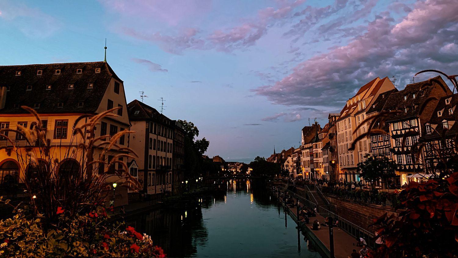 Blick vom Hausboot auf einen Kanal in Straßburg bei Abenddämmerung 
